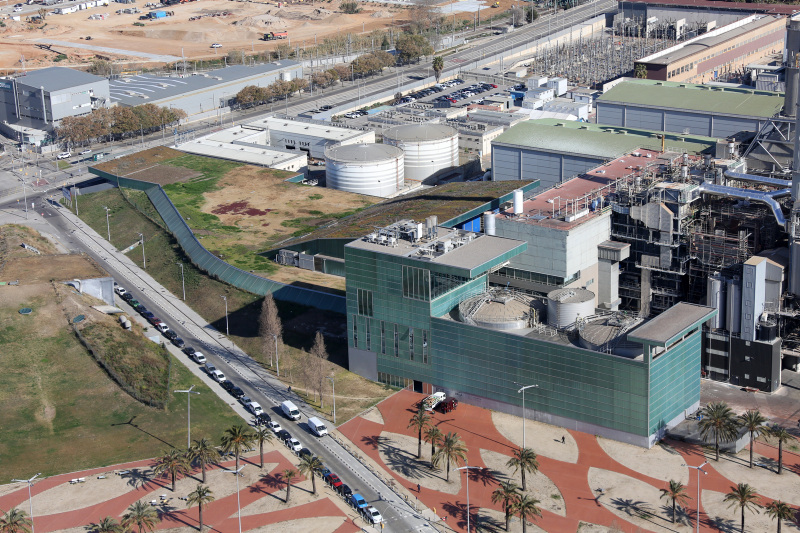 Vista aèria de la planta metropolitana de tractament mecànic i biològic de residus municipals a Sant Adrià de Besòs, que funciona com a element preliminar de la planta integral de valorització de residus (PIVR).