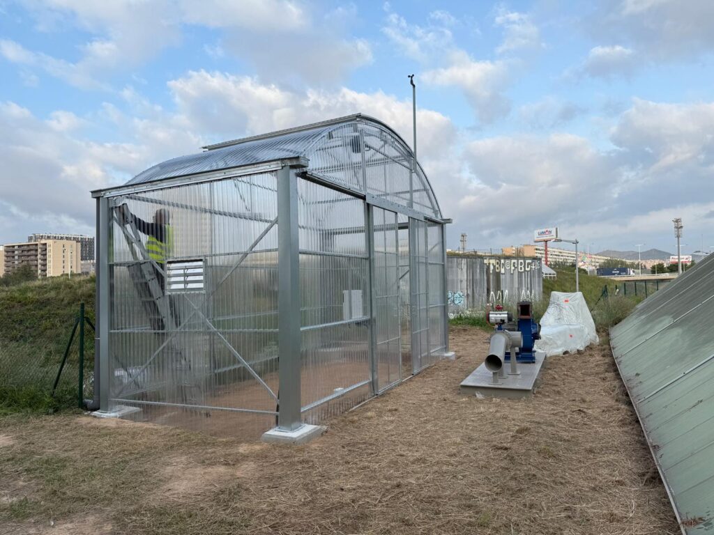 Instal·lació de l'hivernacle del projecte LIFE ABATE sobre part de la coberta d'Ecoparc 3