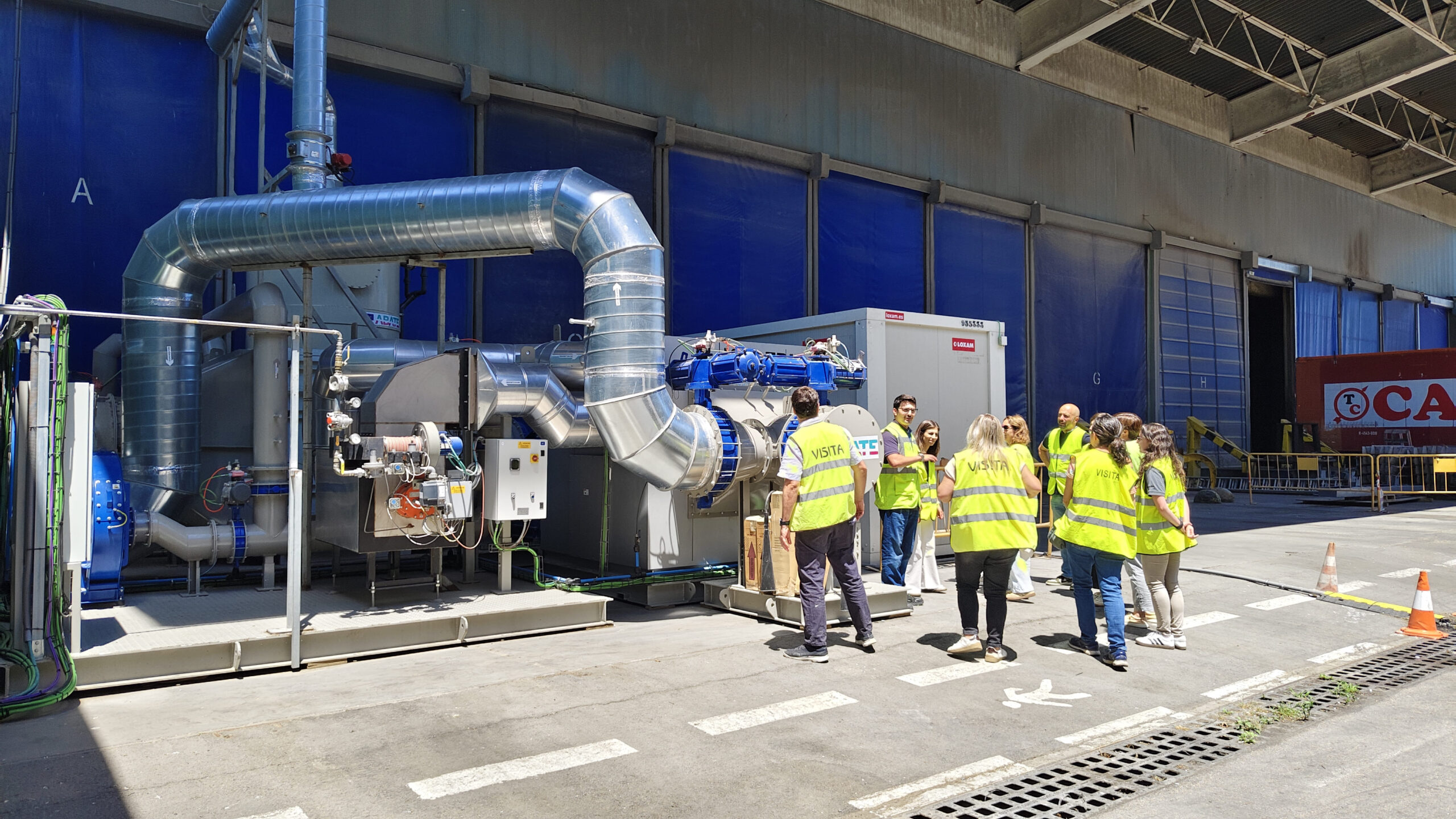 Grup d'assistents a la jornada de visita LIFE ABATE davant el pilot demostratiu